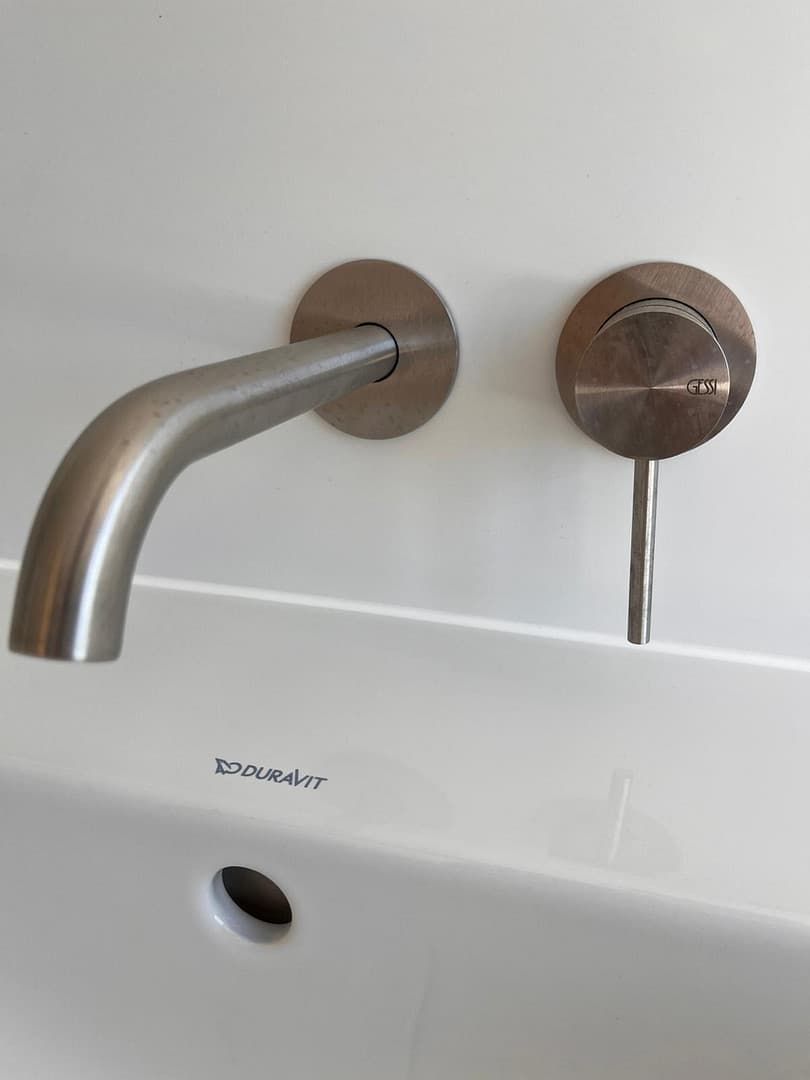 Detail der Badarmaturen von DURAVIT / Philippe Starck